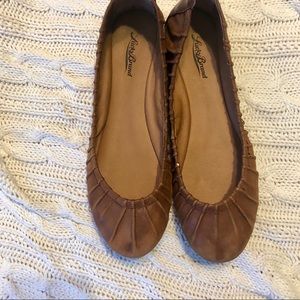 LUCKY brown flats